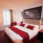 فندق رد آند بلو ديزاين 4*