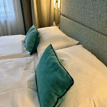 布拉格红与蓝设计酒店 酒店 4*