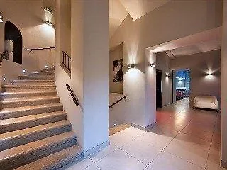 レッド＆ブルー デザイン プラハ